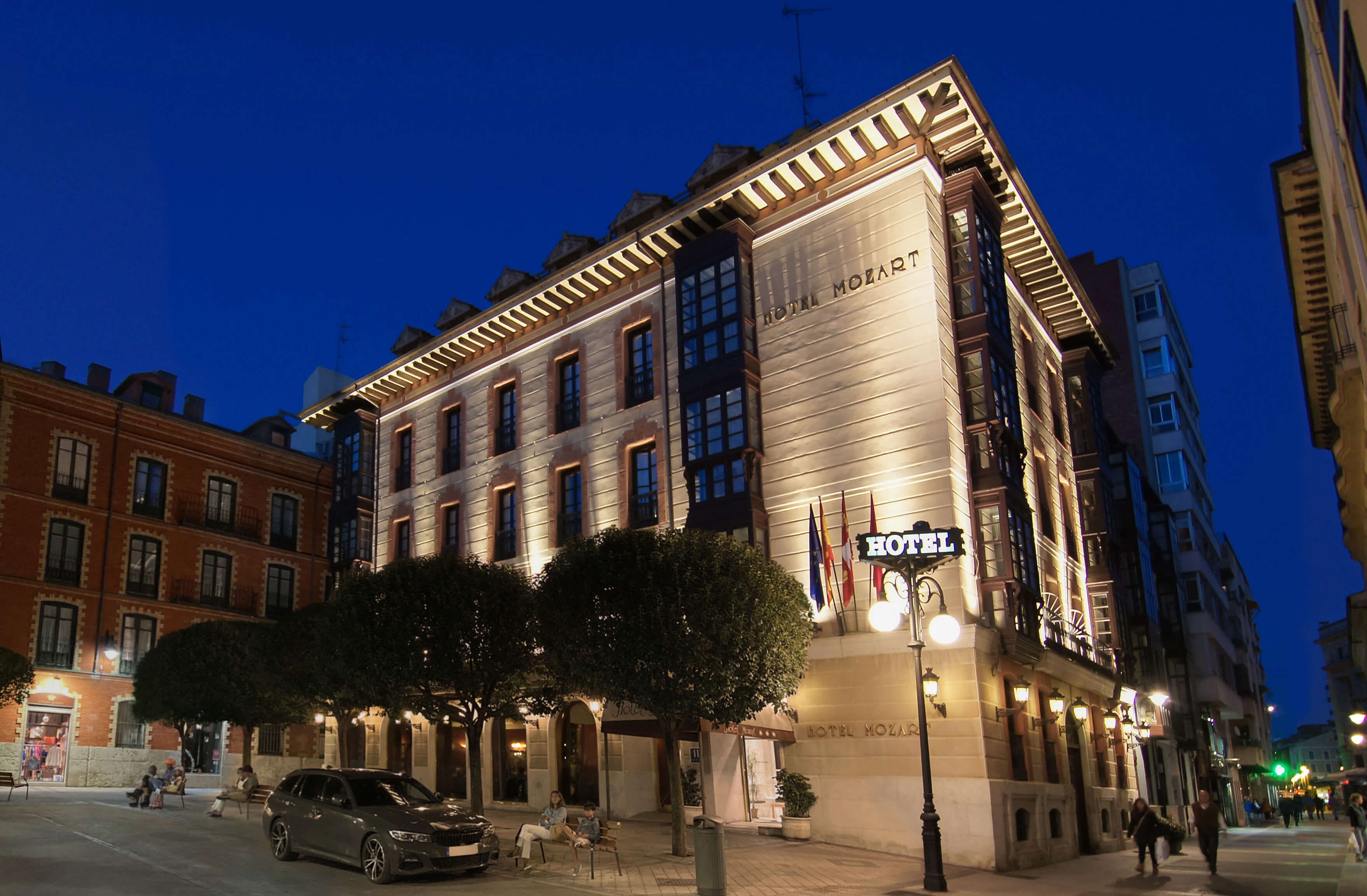 El céntrico Hotel Mozart en la noche Vallisoletana