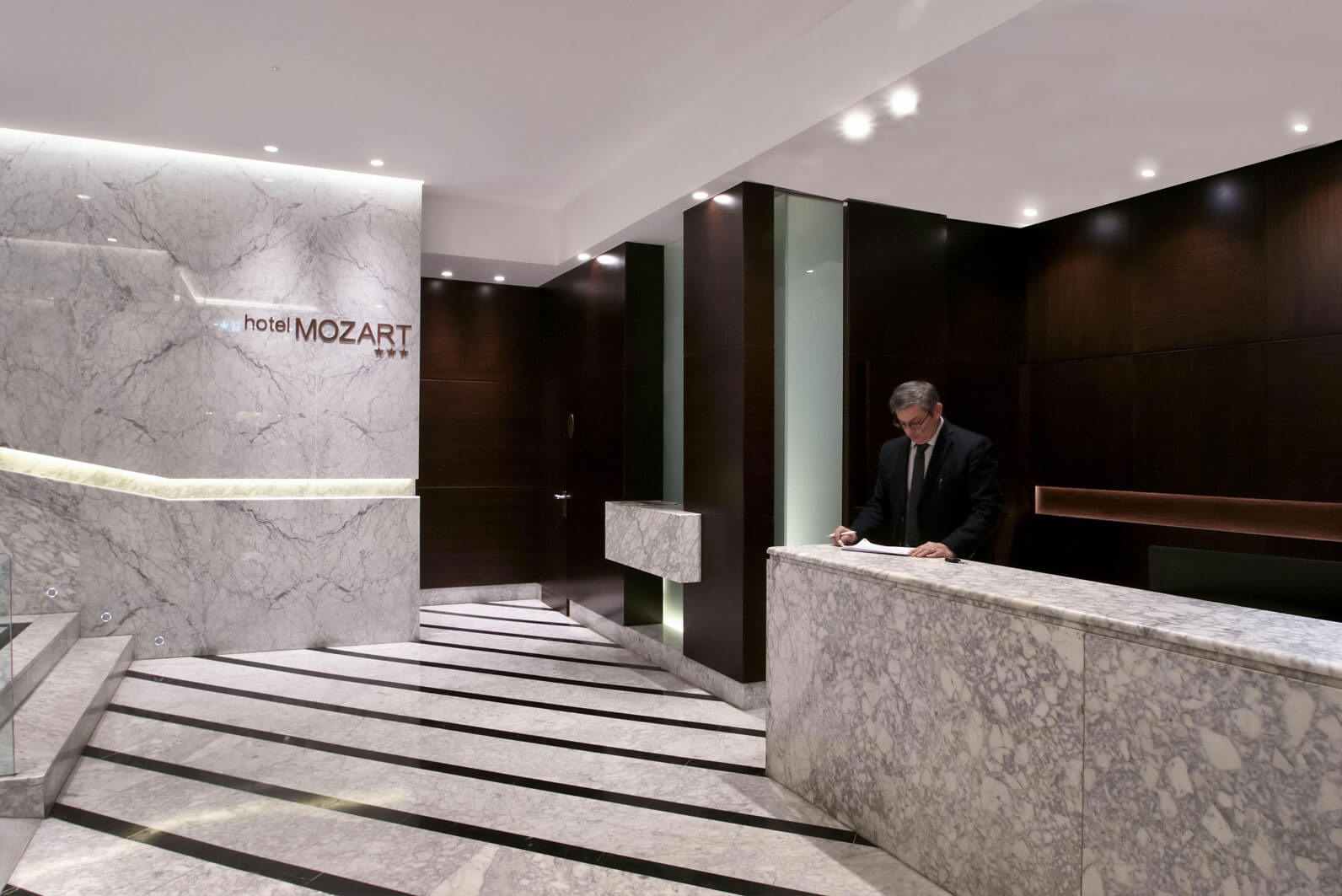 Recepcion doble del Hotel Mozart en el centro de Valladolid
