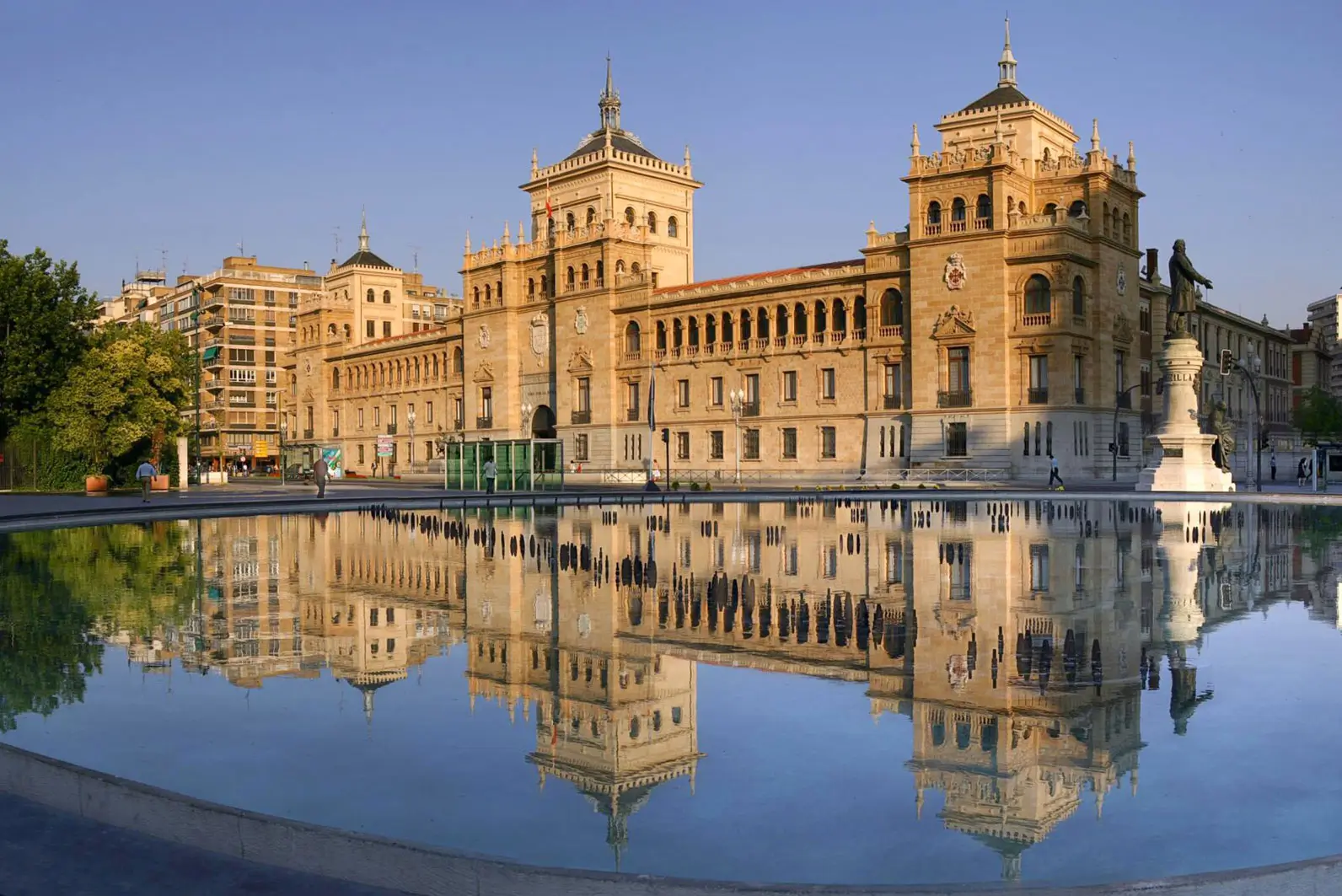 Espectacular edificio de la Academia de Caballería reflejado en la fuente de la Plaza Zorrilla, a muy poca distancia del Hotel Mozart.
