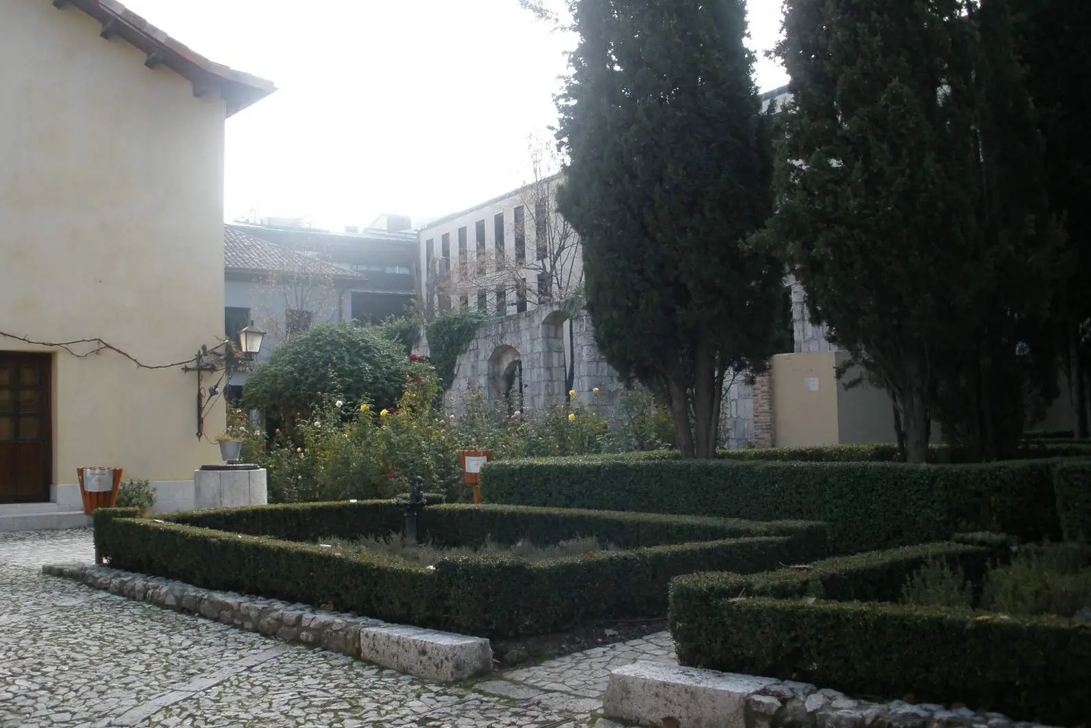 Jardines de la Casa Museo de Zorrilla, vivienda donde nació el poeta, a un agradable paseo desde el Hotel Mozart.