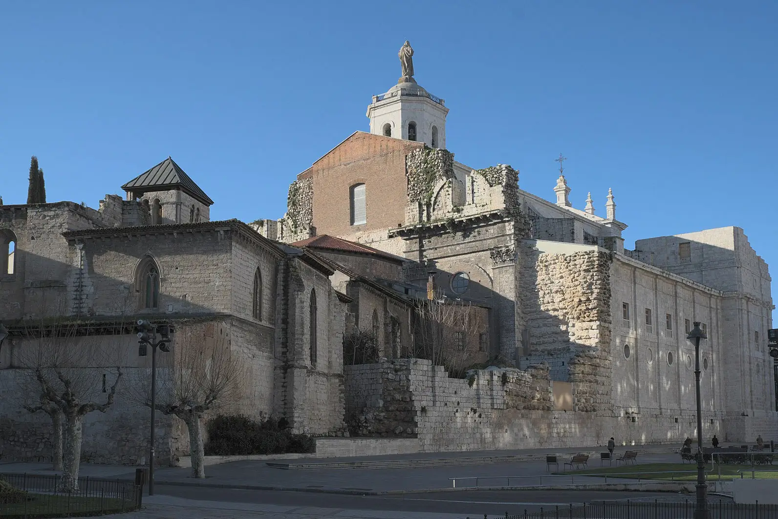 Majestuosa Catedral de Valladolid, un monumento histórico esencial accesible en pocos minutos desde el Hotel Mozart.