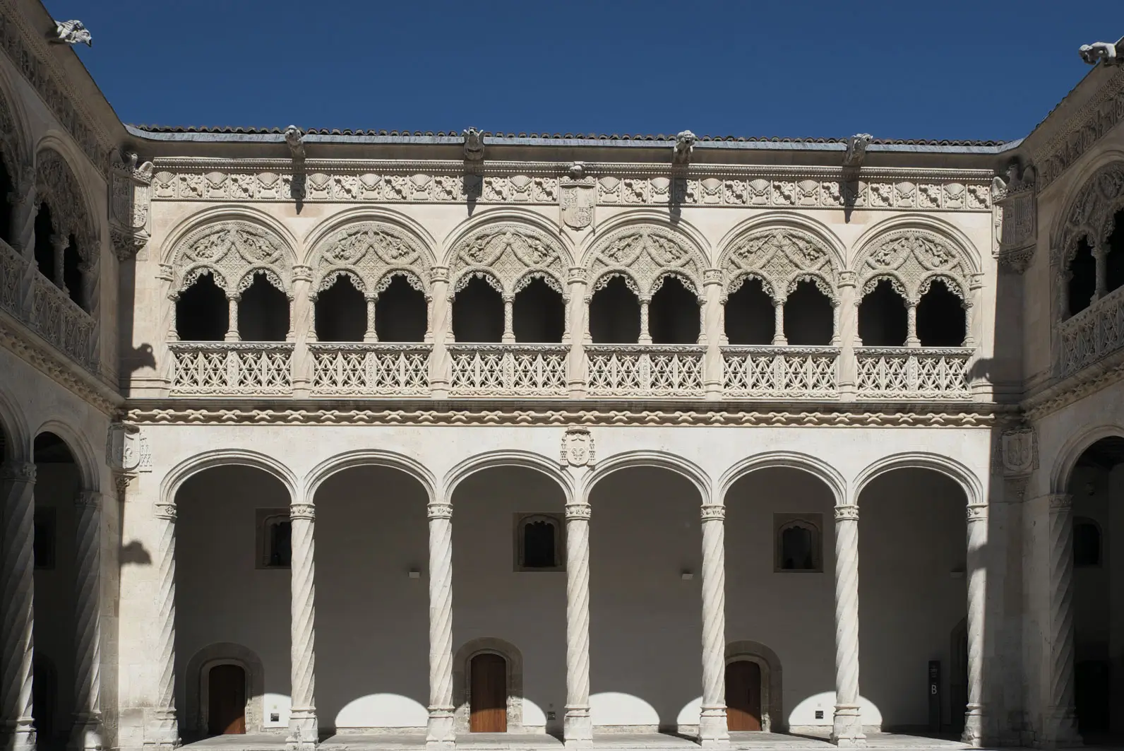 Impresionante claustro del Colegio de San Gregorio, sede del Museo Nacional de Escultura, accesible mediante un agradable paseo desde el Hotel Mozart.