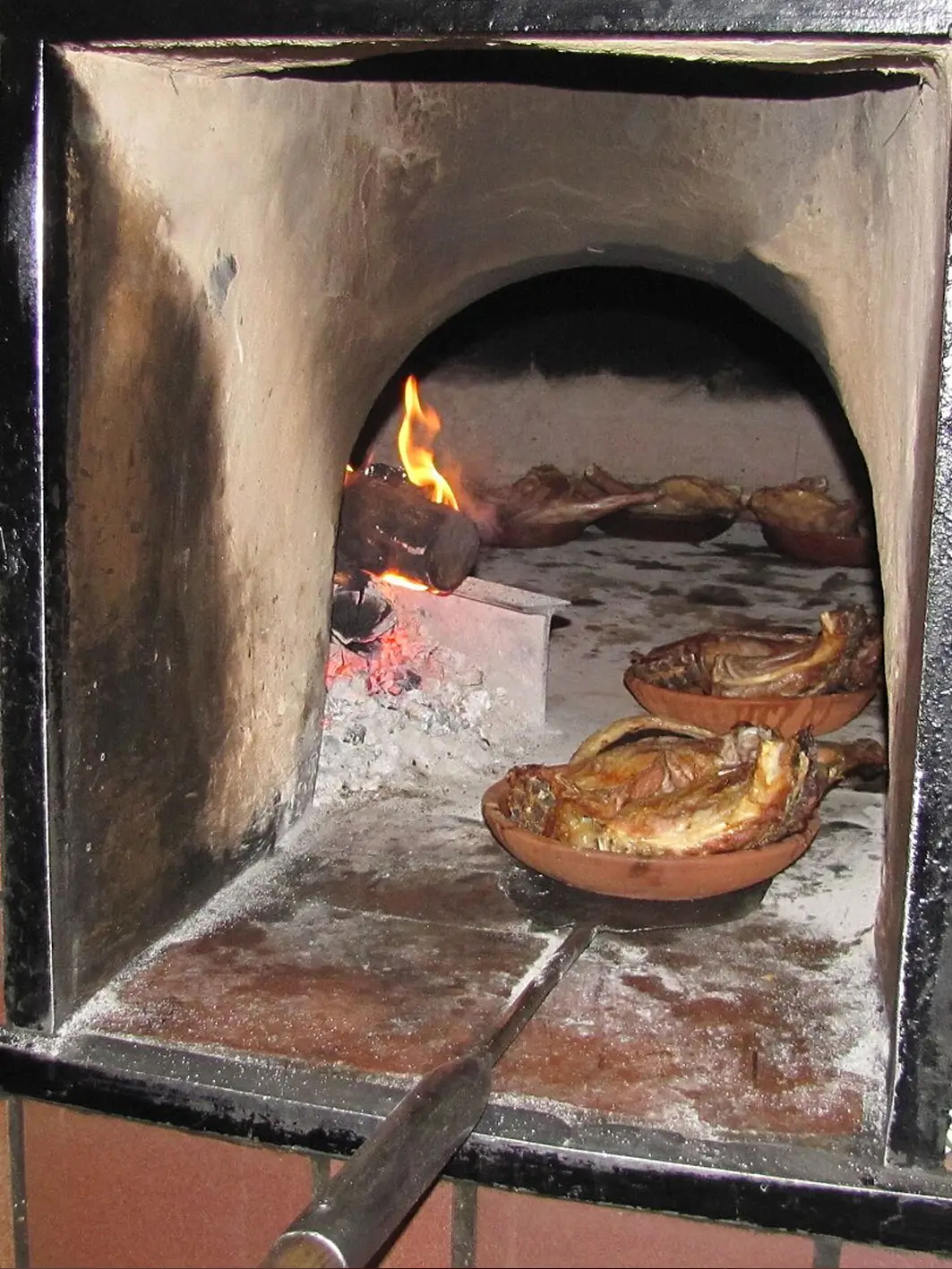 Lechazo Asado saliendo del horno de leña de encina