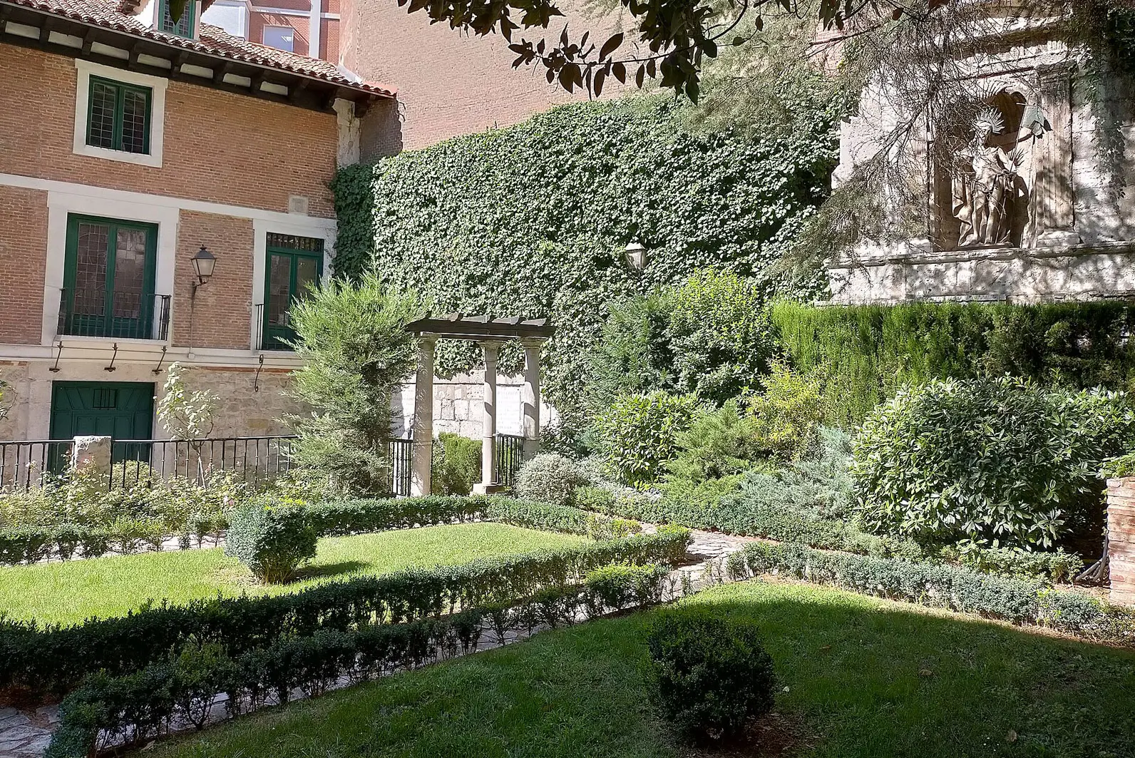Jardines históricos de la Casa Museo de Cervantes en Valladolid, una visita cultural imprescindible a pocos pasos de tu habitación en el Hotel Mozart.