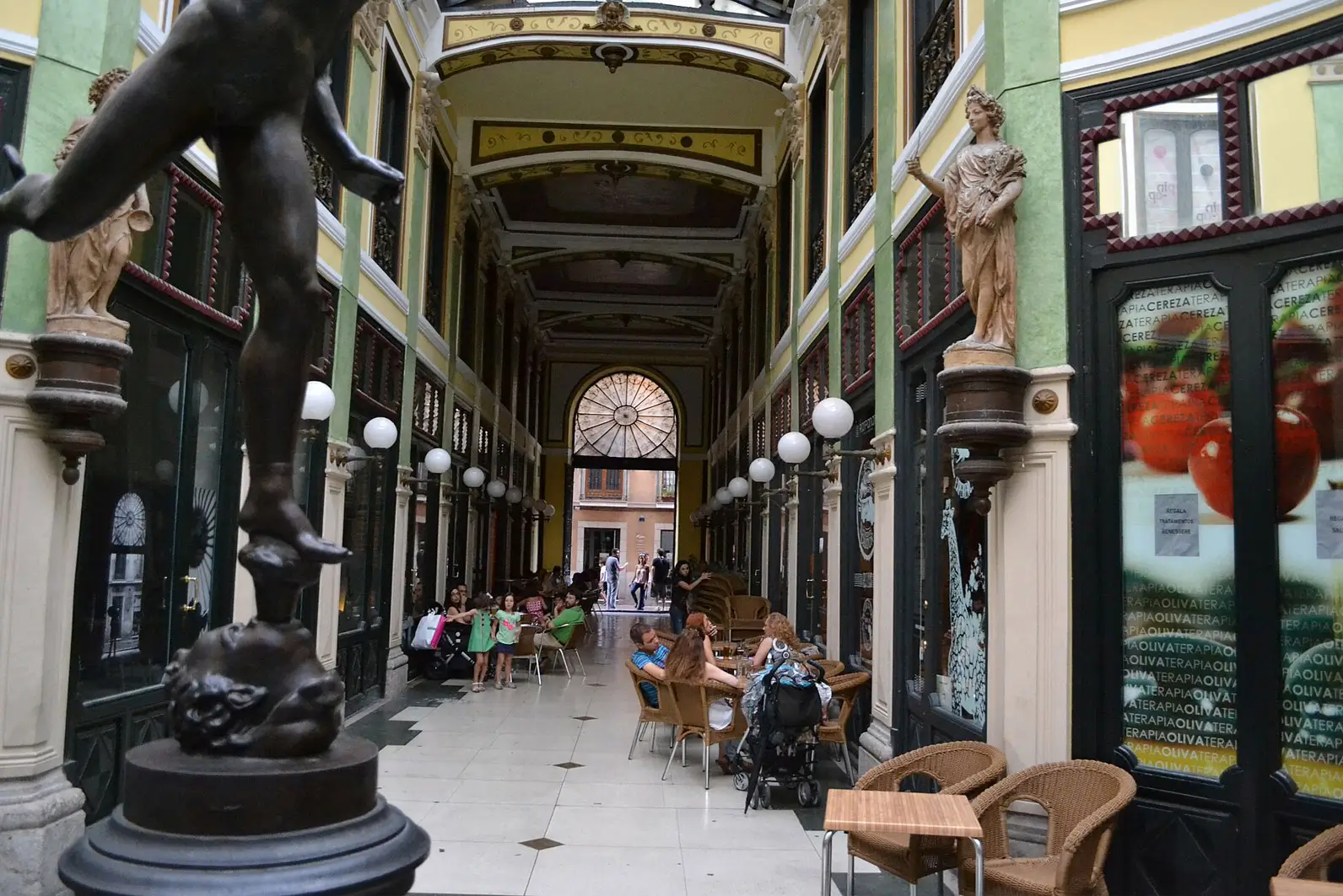 Elegante galería comercial del Pasaje Gutiérrez en Valladolid, un rincón histórico único para visitar a pocos minutos del Hotel Mozart.