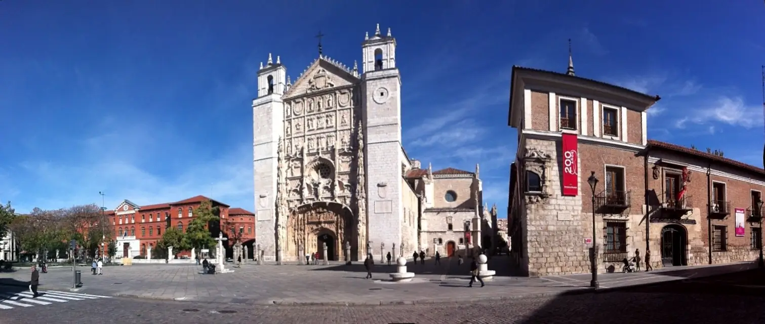 Fachada gótica isabelina de la Iglesia de San Pablo en Valladolid, un monumento a un agradable paseo desde el Hotel Mozart.