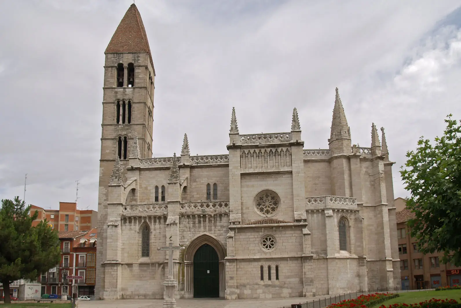 Elegante torre románica y silueta de la Iglesia de Santa María de la Antigua en Valladolid, junto a la Catedral.