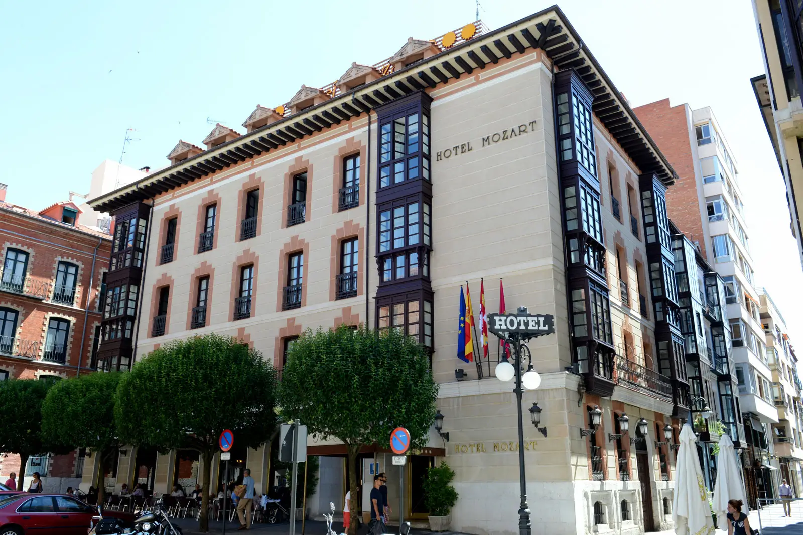 Fachada del Hotel Mozart de día en Valladolid