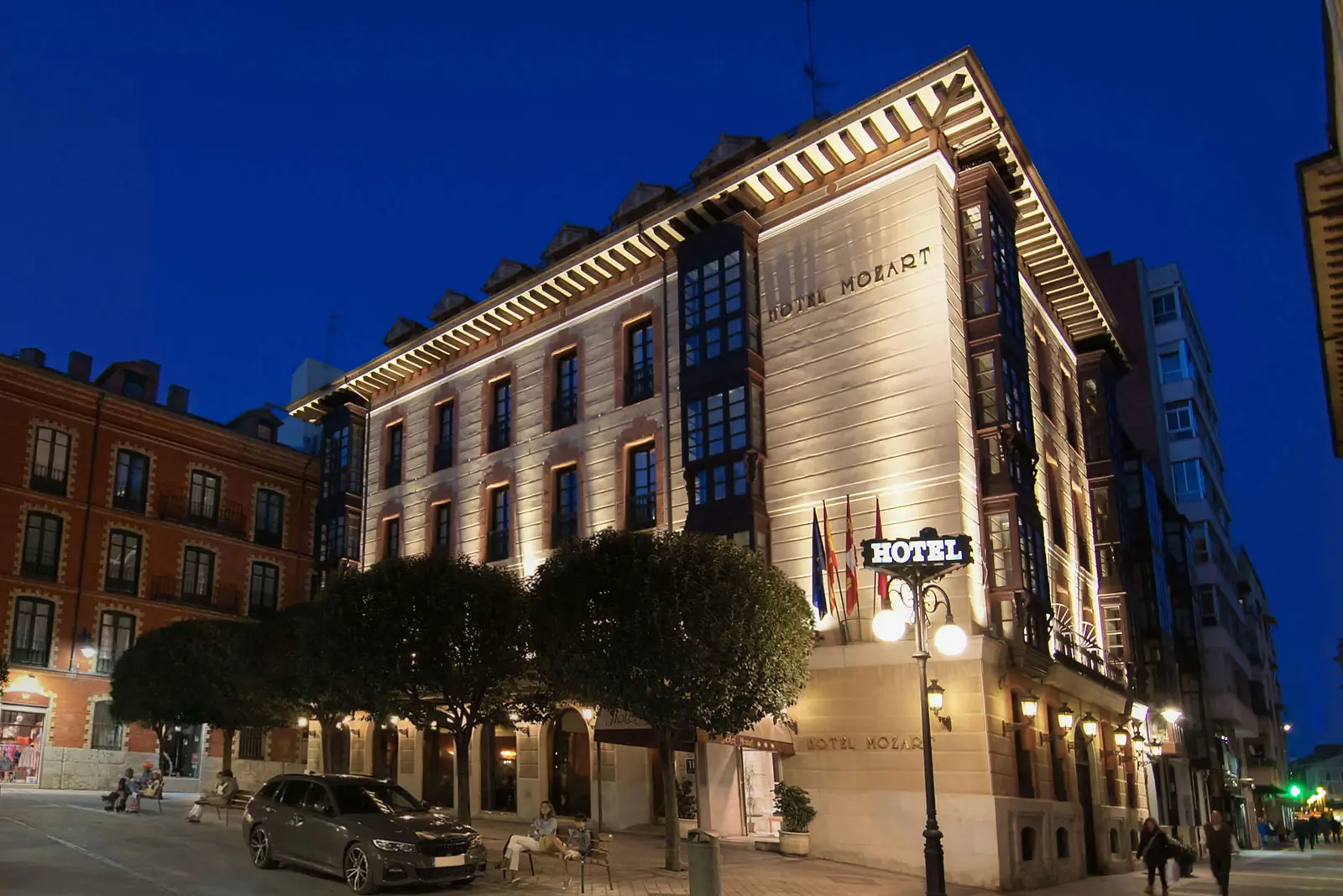 Fachada del Hotel Mozart de noche en Valladolid